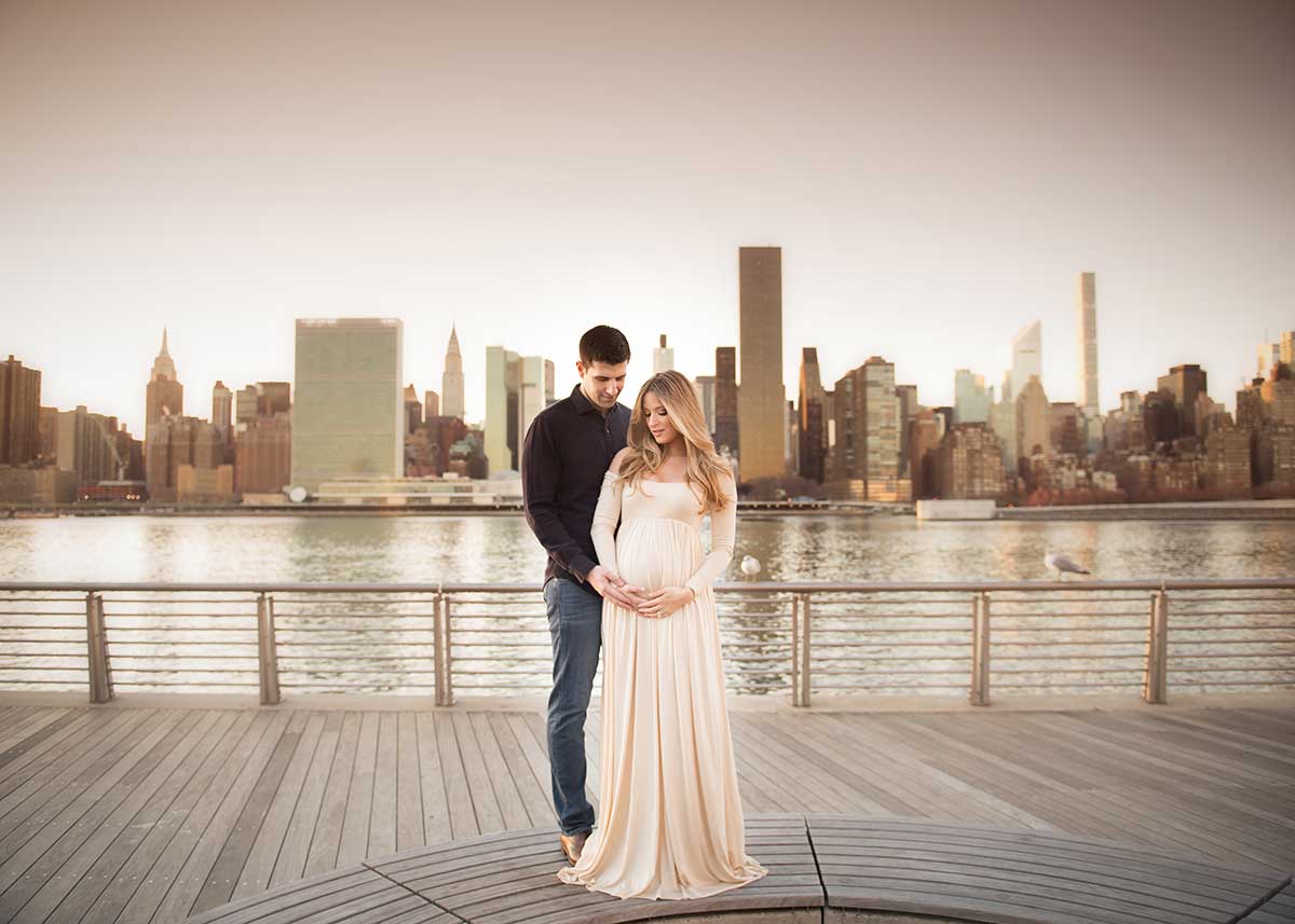 Maternity photo of a husband and wife in Long Island City, NY set near the East River.