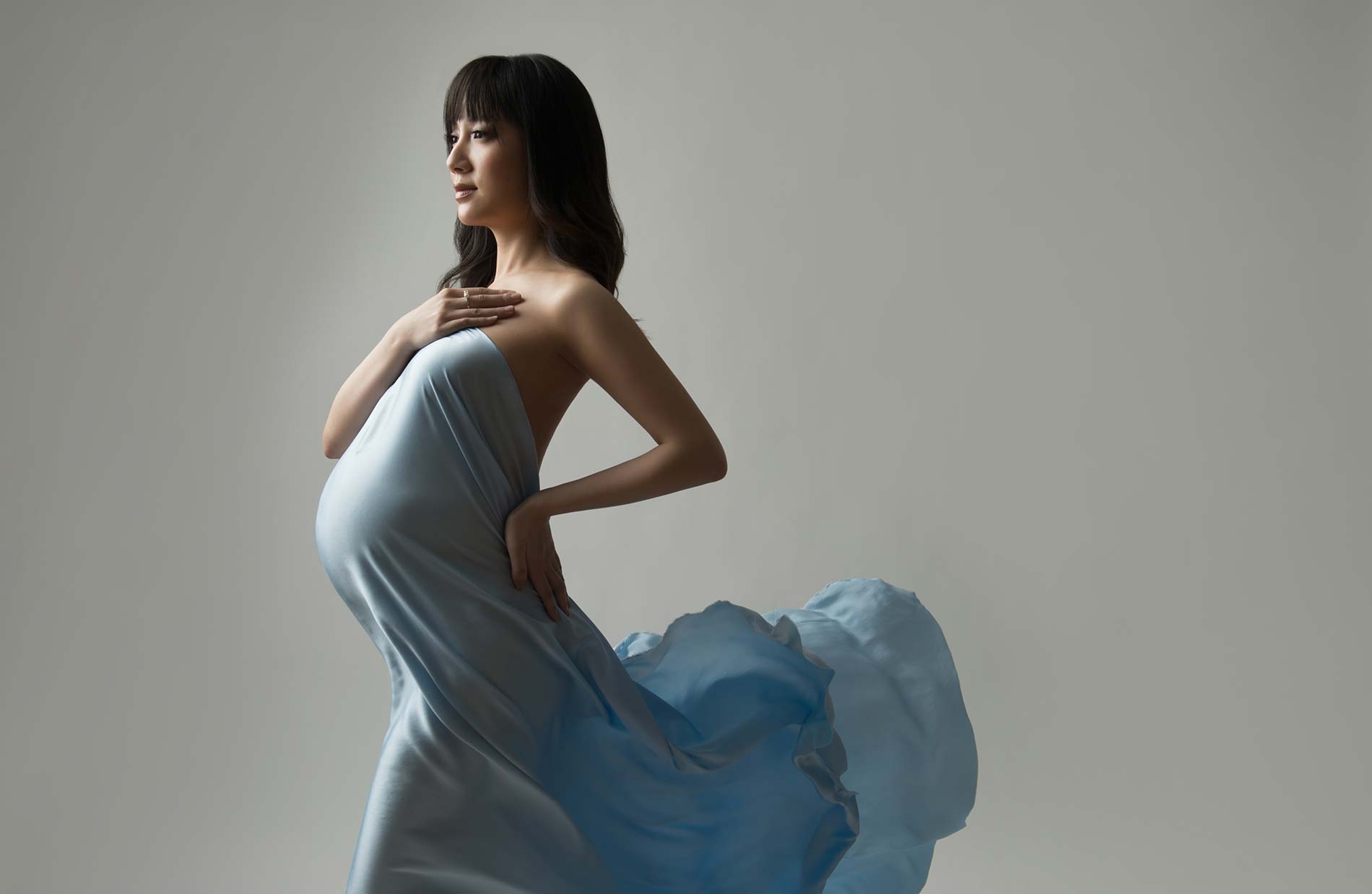 Maternity photo in blue dress