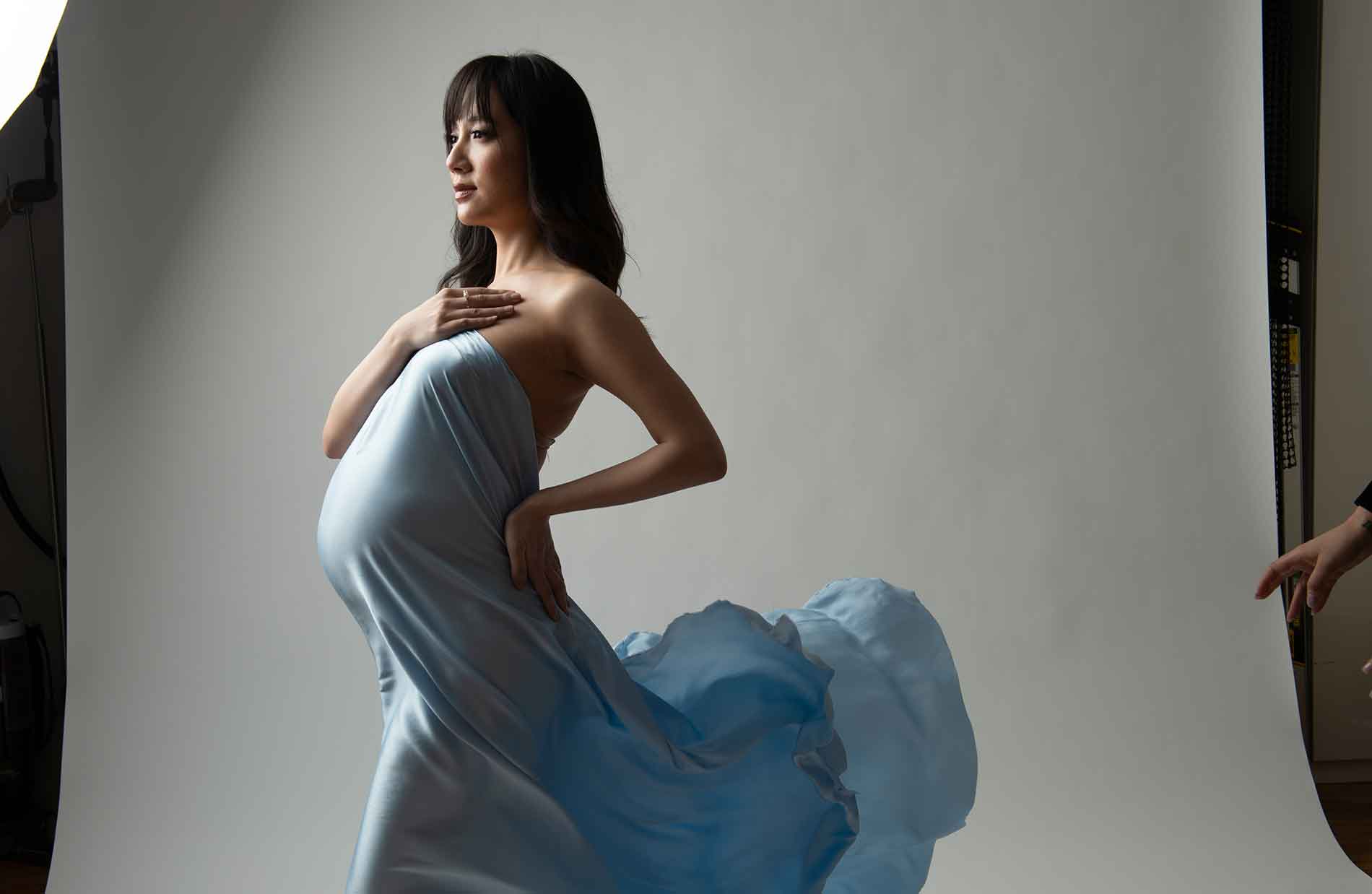 Maternity photo in blue dress