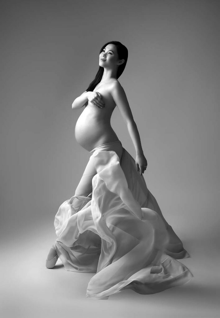 Pregnant ballerina posing for a maternity photo in New York