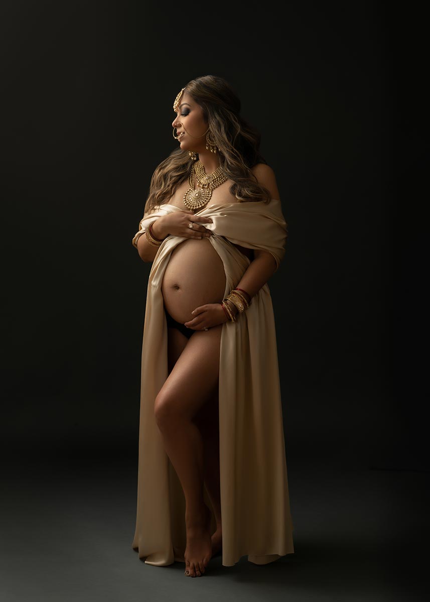 Amazing pregnancy portrait taken at a photo studio in NYC