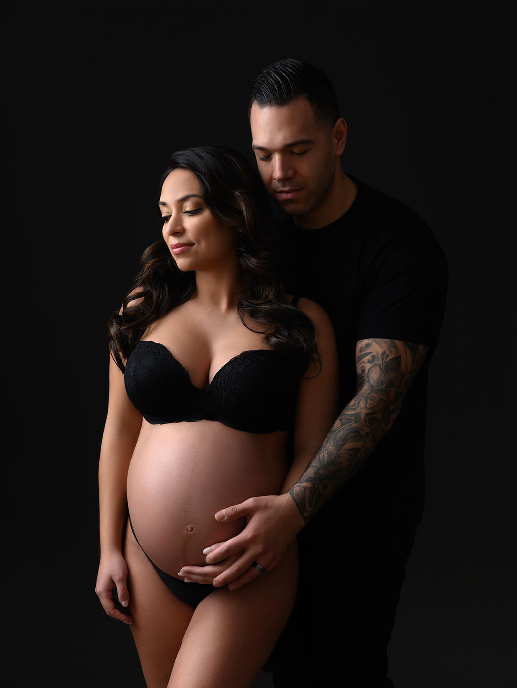 intimate pregnant couples portrait with tattoo sleeve