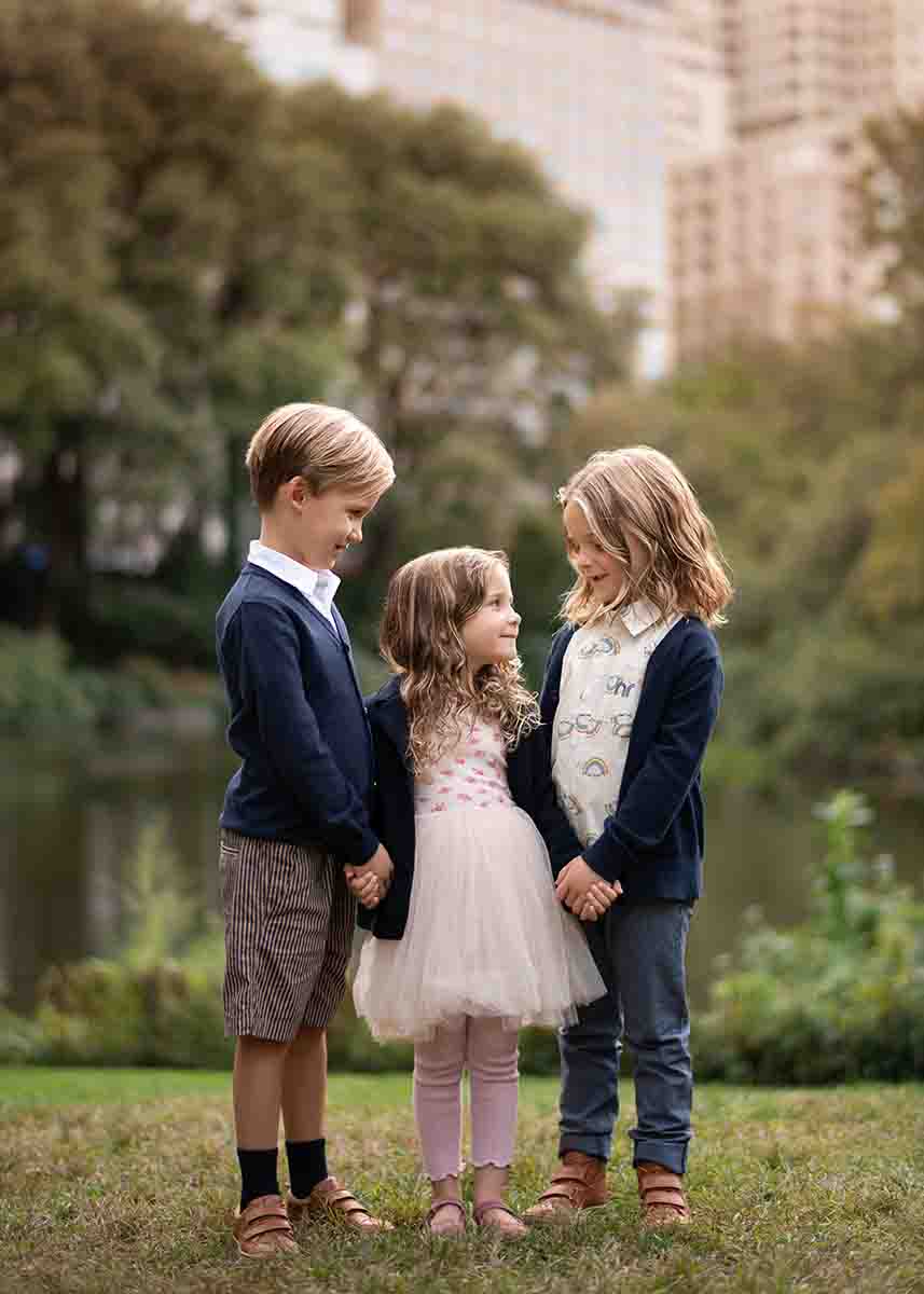 Moments that Make Us: Photographing Family Bonds, image size:857x1200